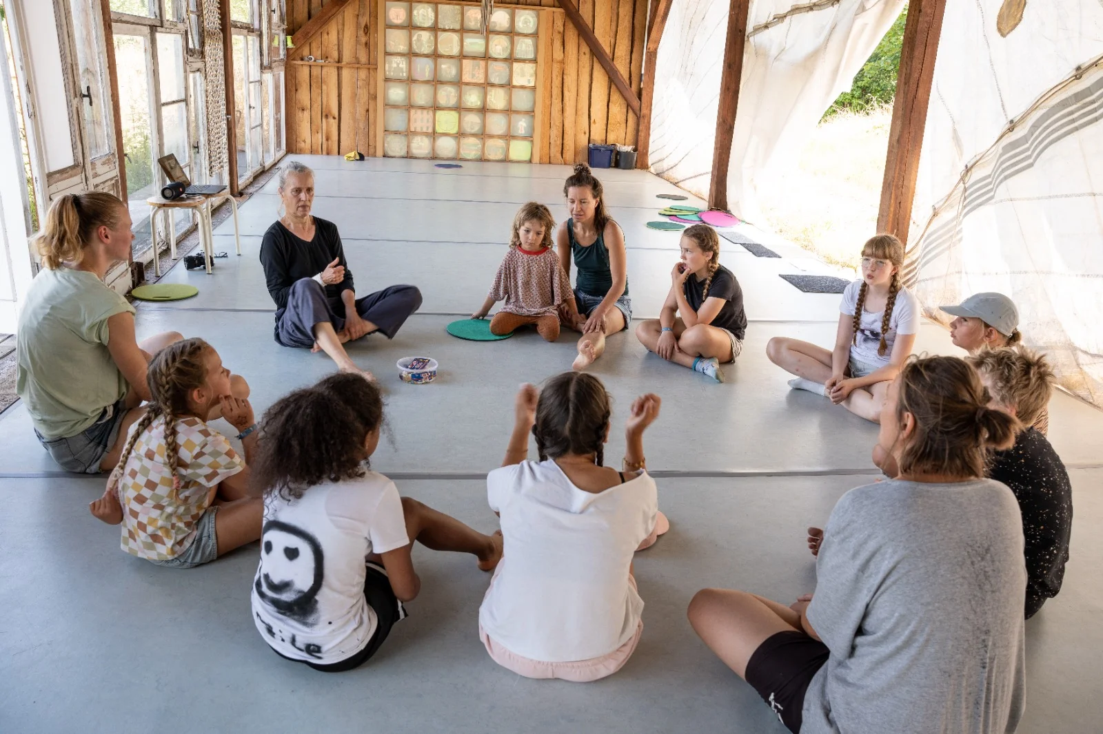 Kindergruppe im Kreis in der Scheune
