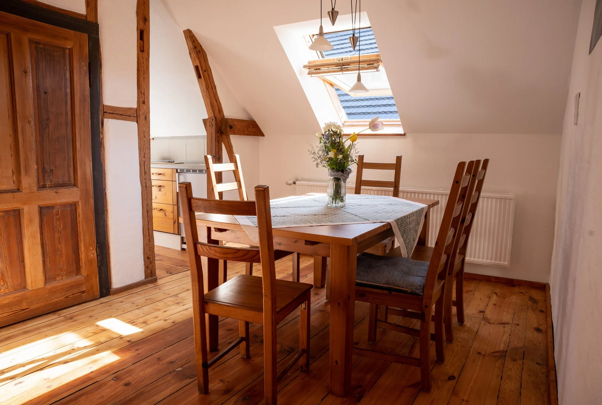 Esstisch der Ferienwohnung unter dem Dachfenster