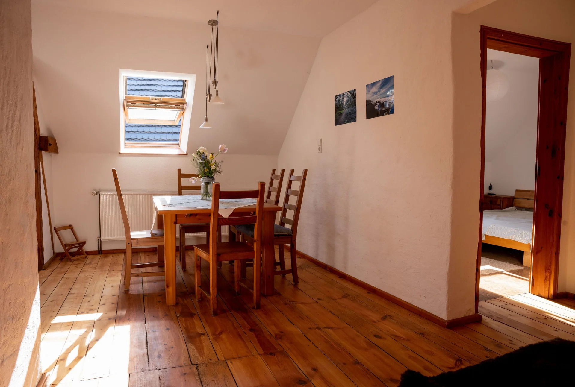 Heller Wohnraum mit Esstisch in der Ferienwohnung