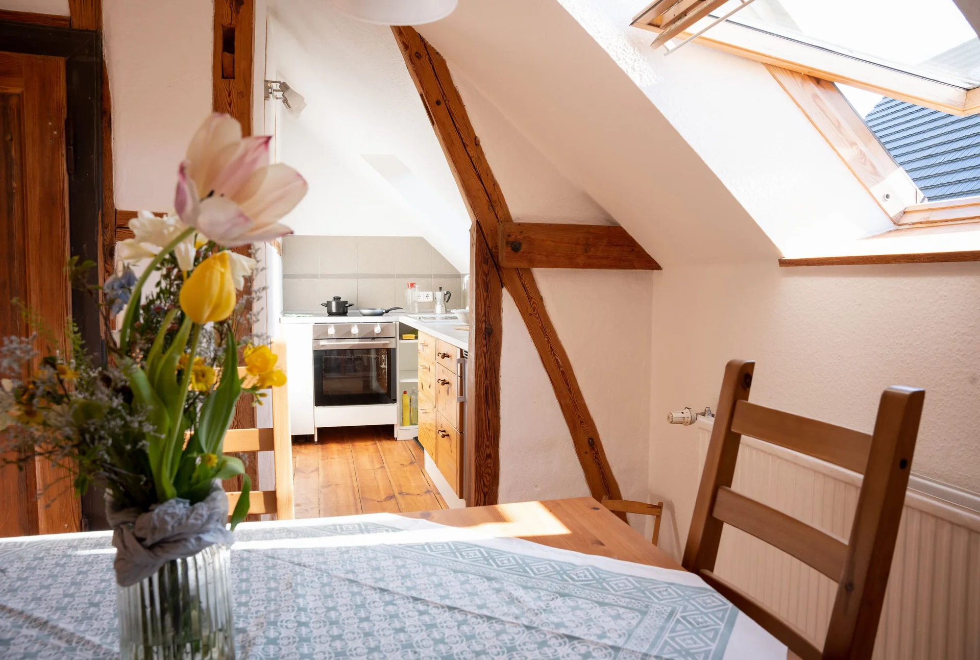Wohnküche der Ferienwohnung unter der Dachschräge