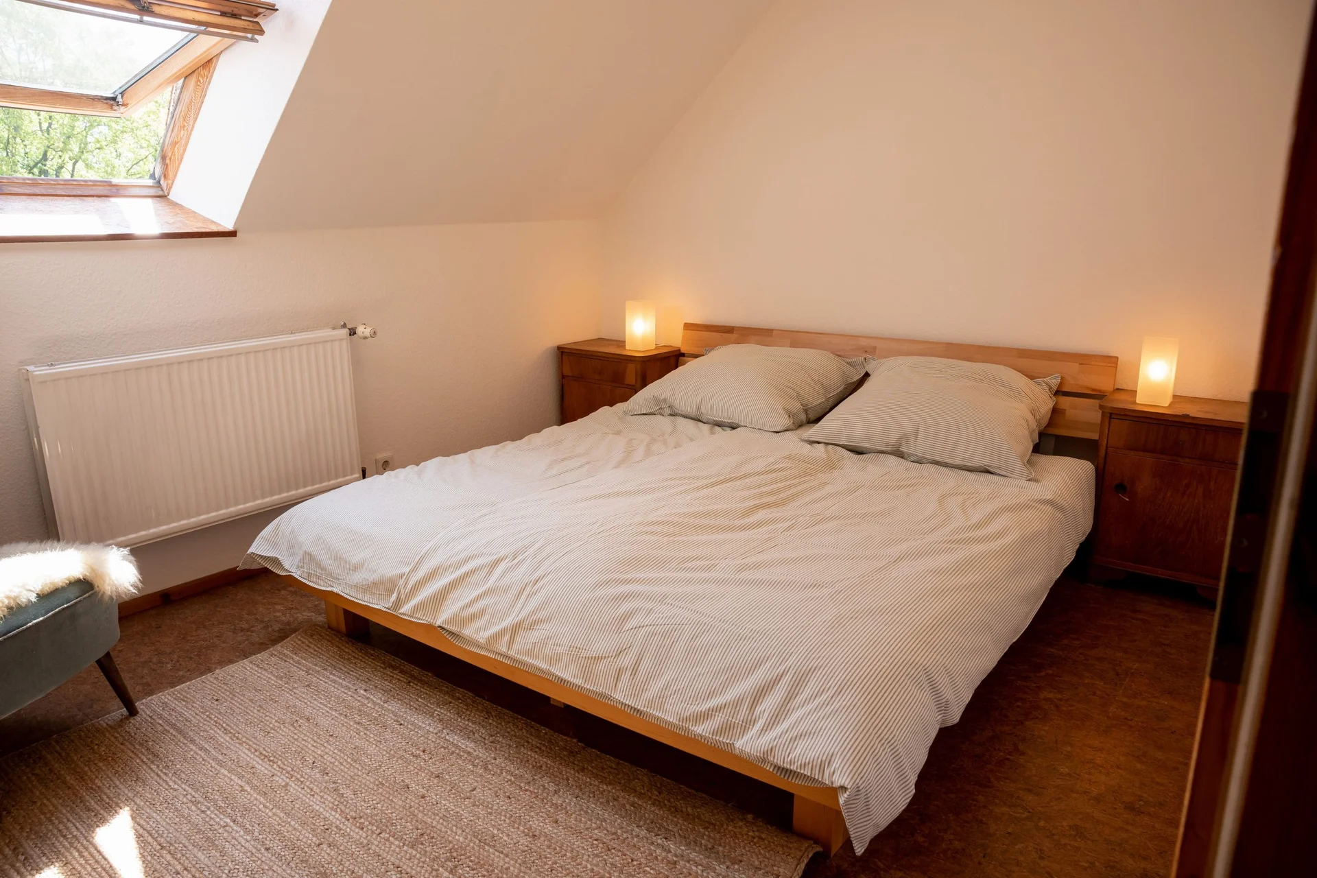 Schlafzimmer der Ferienwohnung mit Doppelbett und Dachfenster