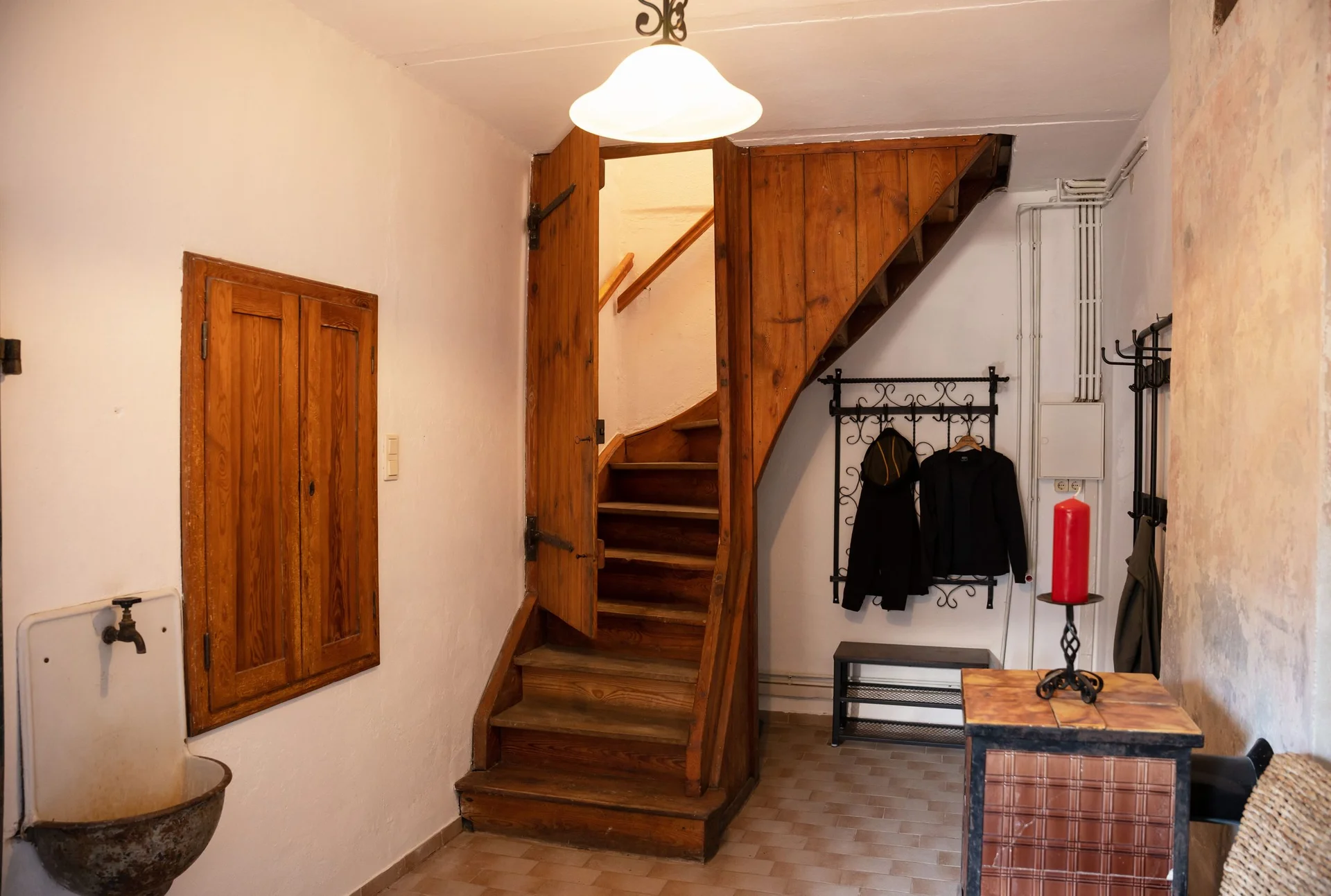 Alte Holztreppe im Backsteinhaus hinauf zur Ferienwohnung