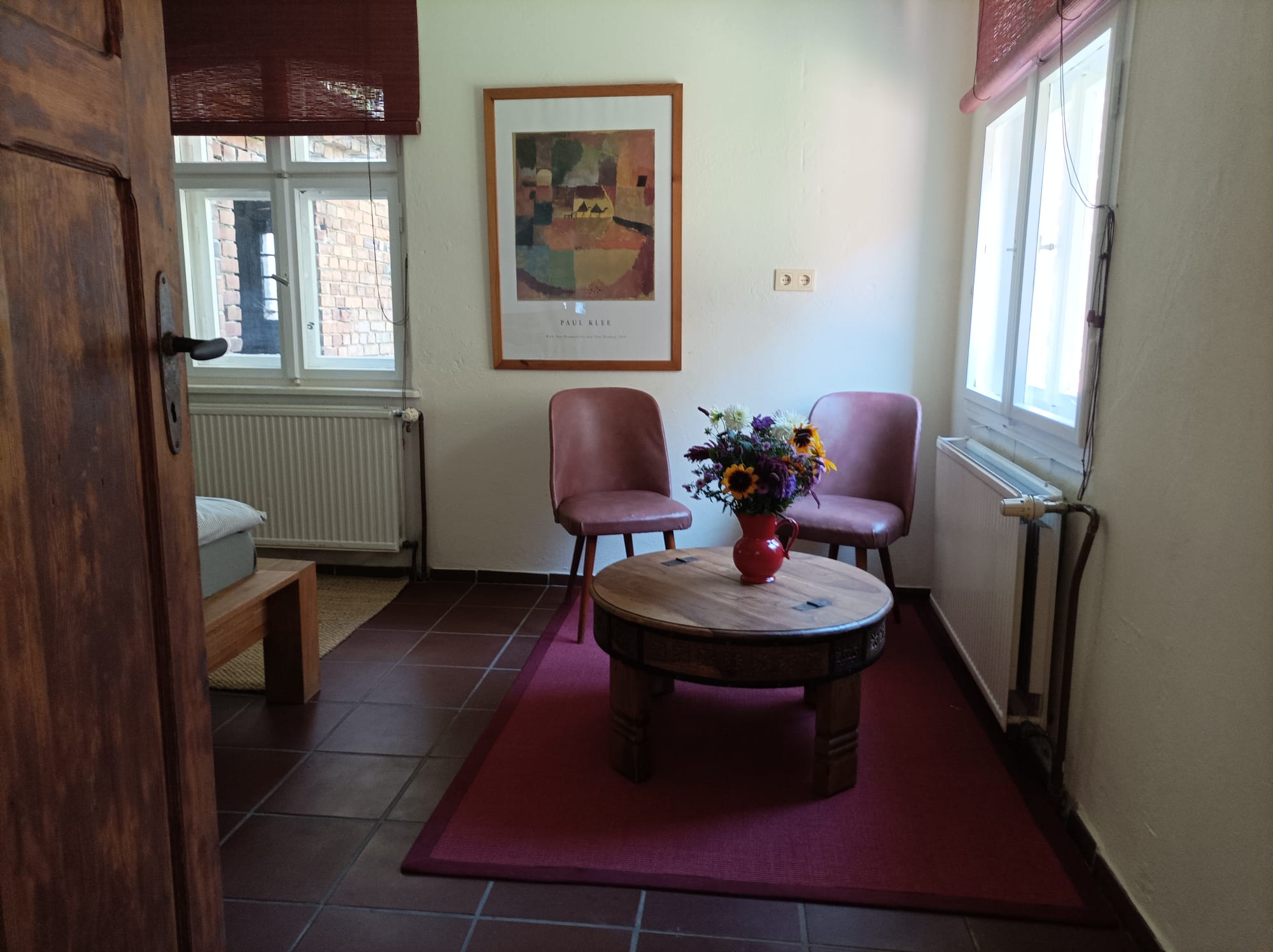 Sitzecke im Zimmer Kalinka mit einem Bild von Paul Klee an der Wand