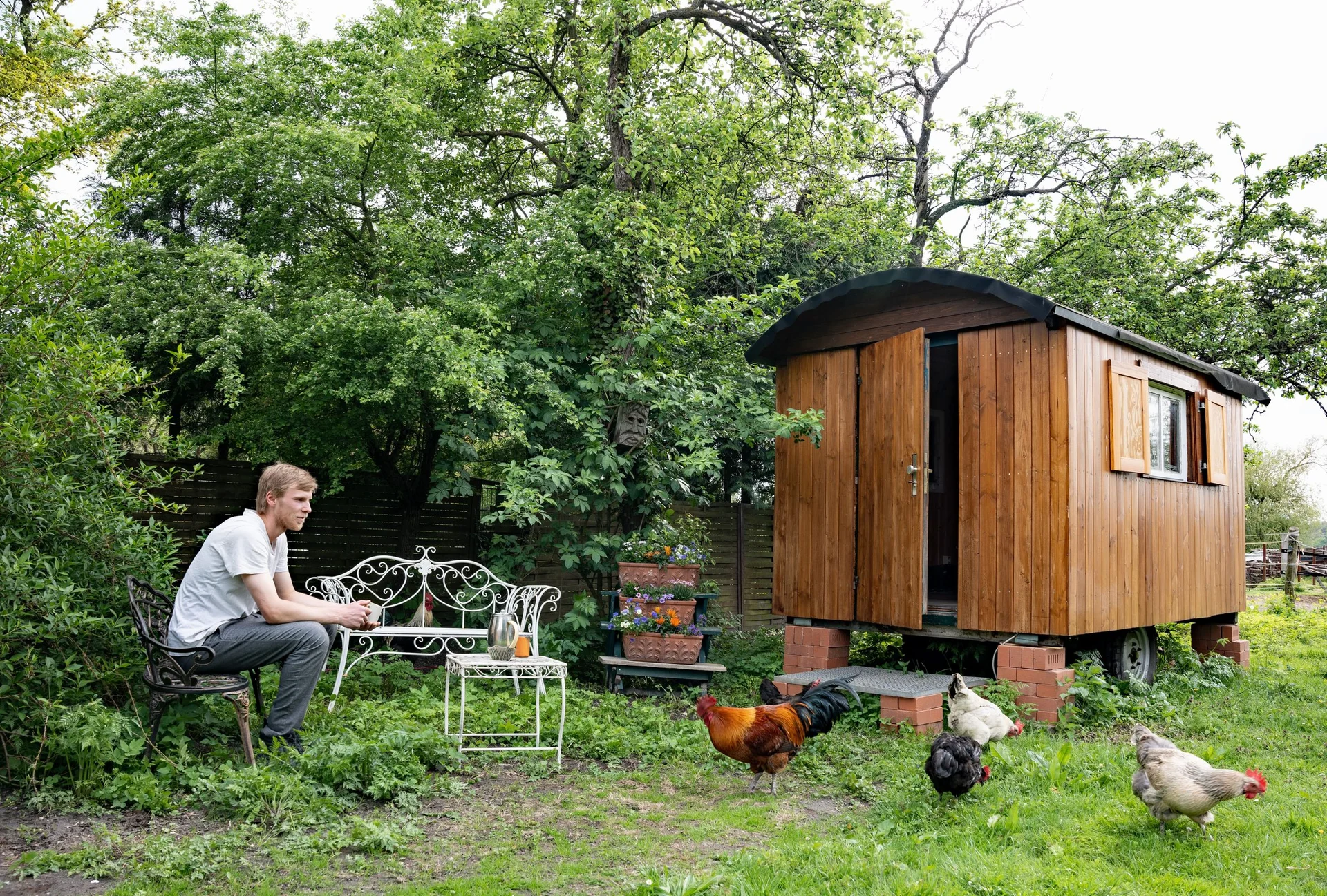 Sitzplatz vor dem Schäferwagen im Obstgarten